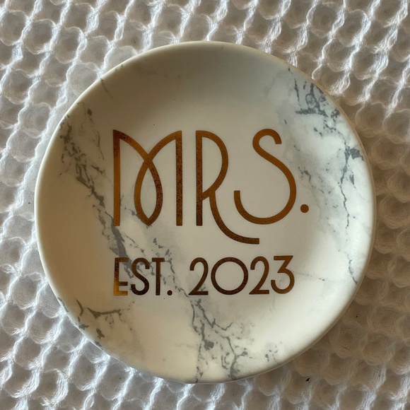"Mrs." Ring Dish for 2023 Brides! - Picture 1 of 2